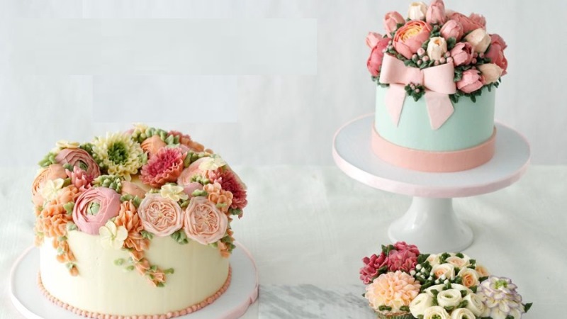 Dulcet Flower Topping Cakes for Celebrating Parties